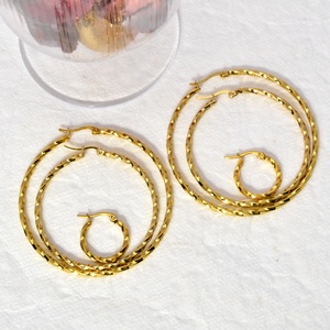 ต่างหูห่วงเกลียวสแตนเลสชุบทอง 18K แฟชั่นหรูหราทันสมัย แบบสั่งทำได้ สำหรับทุกเพศ - Product Image 4