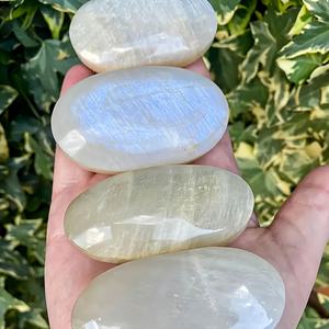 Pierre de paume en pierre de lune bleue naturelle faite à la main de haute qualité, gravures spirituelles modernes jaunes et bleues, cristal de guérison, vente en gros - Product Image 3