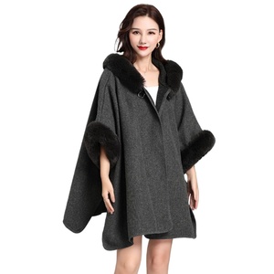 Capa con Capucha de Piel Sintética de Conejo para Mujer, Poncho Oversize con Mangas Murciélago, Suéter Tipo Capa para Actividades al Aire Libre y Bodas - Product Image 6