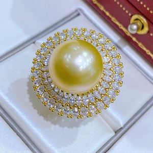 แหวนเพชรทรงกลมขนาด 12-13 มม. ประดับด้วยลูกปัดทองธรรมชาติ ลายดอกไม้แบบเวอร์ซายส์ ทำจากเงินแท้ ฝังอย่างประณีตด้วยงานฝีมือชั้นสูง พร้อมตำหนิ - Product Image 3