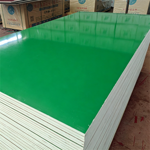 แผ่นไม้อัดเคลือบฟิล์มพลาสติกสีเขียวสำหรับงานตกแต่งภายในห้างสรรพสินค้า ผลิตด้วยวิธีวิศวกรรมที่แม่นยำ ให้ผิวเรียบเนียน - Product Image 2