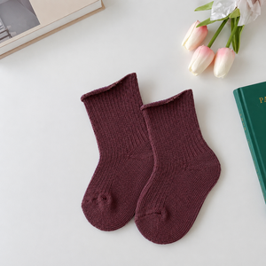 Calcetines básicos suaves que brindan comodidad de algodón transpirable, ajuste flexible, calidad duradera y un cálido color madera de palisandro para los más pequeños activos. - Product Image 1