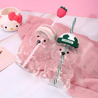 Vente en gros Nouveauté 2026 Tasse en verre 20oz motif Fraise et Ours en peluche Football, Mug à café avec logo personnalisé, couvercle et paille