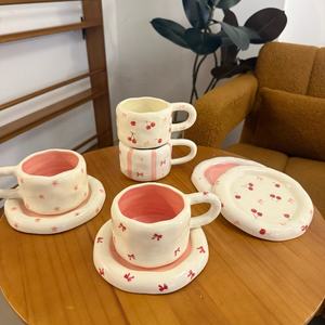 Set di <span class=keywords><strong>tazze</strong></span> <span class=keywords><strong>da</strong></span> caffè in ceramica paffuta e piattino con motivo a forma di cuore dipinto a mano Set di <span class=keywords><strong>tazze</strong></span> <span class=keywords><strong>da</strong></span> tè irregolari sotto i vetri - Product Image 5