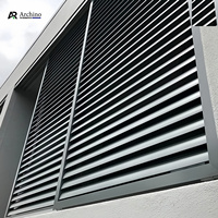 Volet pare-soleil en aluminium blanc aérodynamique pour façade de villa de luxe