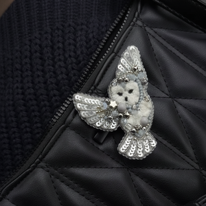 Llavero artesanal personalizado con cuentas bordadas de plátano/cereza/fresas/sol/yaqueta/vino para bolsos, de Glowin Fashion - Product Image 1