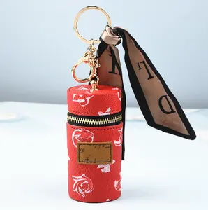 2022口红水桶包设计支架钥匙扣女士唇彩手提包皮革钥匙扣女士最佳时尚配饰