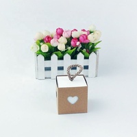 Petite boîte à bonbons blanche imprimée de luxe avec ruban, carton d'invitation, emballage doux, cadeau de mariage, boîte à bonbons