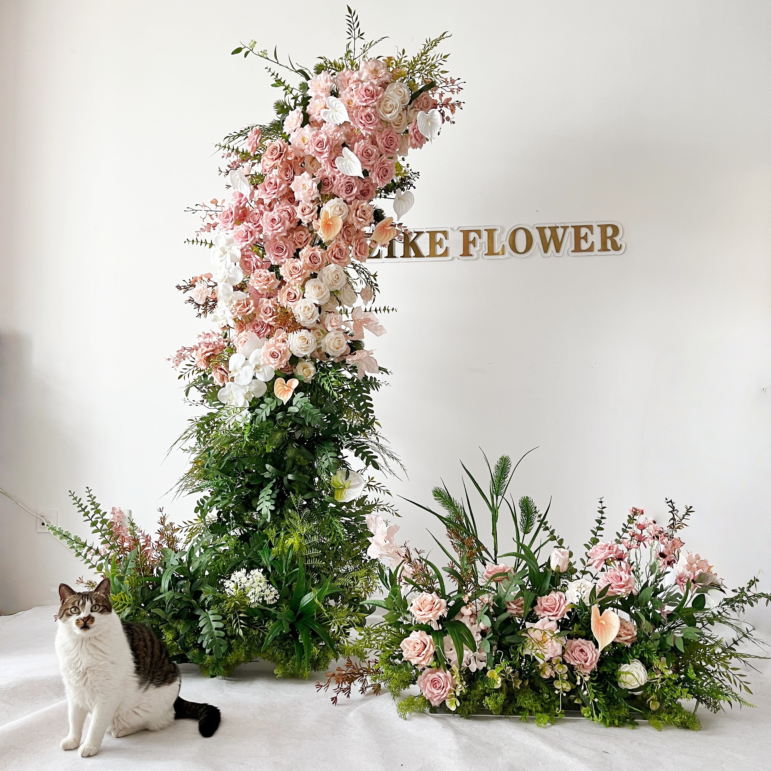Arco per matrimonio con rose rosa, disposizione di fiori artificiali