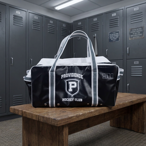 Bolsa de lona de vinilo negra con correas grises y blancas, cierre de cremallera para artículos deportivos - Product Image 1