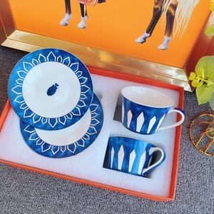 Juego de Tazas de Café y Té de Cerámica de Lujo Azul Nórdico, 2 Tazas de Porcelana con Platos para Sala de Estar - Product Image 1