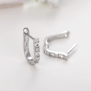 Pendientes Huggie de Plata 925 Color Blanco Champán con Cristales de Estrás en Talla Canal, Joyería Clásica para Uso Diario de Mujer - Product Image 5