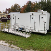 Remorque de toilettes portables de luxe à trois postes, conforme ADA, avec table à langer et rampe pour fauteuil roulant pour événements en plein air