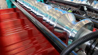 Machine de formage à rouleaux pour panneaux de toiture trapézoïdaux Q-tile à double couche, à entraînement par engrenages, contrôle PLC, largeur d'alimentation personnalisable, très demandée en Afrique