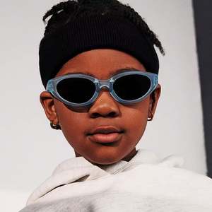 Lunettes de soleil pliables en silicone pour garçons et filles, mode 2025, UV400, lunettes de soleil polarisées pour enfants, lunettes de soleil pliables pour enfants pour l'extérieur - Product Image 2