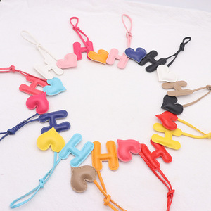 Nouveauté : Porte-clés en cuir en forme de cœur avec lettre alphabétique, pendentif ornemental, accessoires de luxe pour voiture, breloques de sac de créateur - Product Image 2