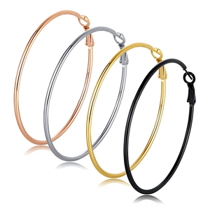 Boucles d'oreilles créoles fines et grandes en acier inoxydable chirurgical hypoallergénique plaqué or pour femme - Product Image 1