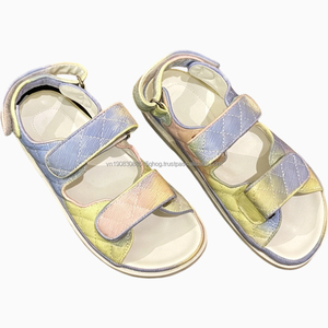 Sandales plates en cuir chic pour femme, marque de créateur, pour l'été et la plage, vente en gros - Product Image 2