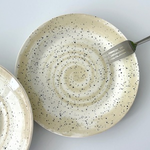 2026 nuevos platos de cerámica de remolino rústico-Beige claro con puntos oscuros elegante vajilla de cocina para presentación de comidas y exhibición en el hogar - Product Image 4