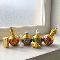Flacon de parfum 10 ml en forme d'oignon bombé, motif à carreaux dorés, avec applicateur à bille pour vaporisation, rechargeable, bouchon à vis, emballage carton