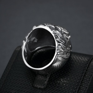 แหวนผู้ชายสไตล์ไบค์เกอร์เท่ๆ ลายหัวเหยี่ยววินเทจ สีดำเงิน ชุบทอง 18K แหวนสแตนเลสสตีลทันสมัย - Product Image 4