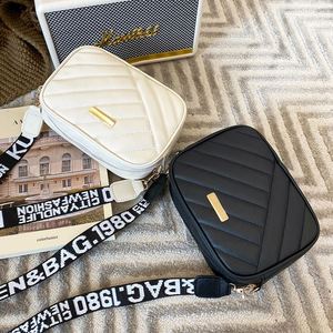 Lonchera pequeña de estilo retro en PU trenzado, versátil, compacta, ligera y con cremallera oculta, éxito de ventas. - Product Image 4