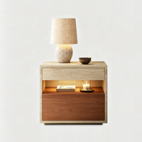 Table de chevet moderne scandinave en marbre travertin, bois et finition frêne, avec compartiment ouvert rétroéclairé, forme carrée, pour chambre à coucher