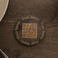 Panneau de table rond en bois moderne personnalisé avec code QR, menu gravé, logo personnalisé pour restaurant, café, affichage Wi-Fi
