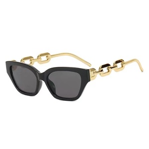 Lunettes de soleil œil de chat An's, monture noire, verres gris, protection UV375, branches à chaîne, style unisexe - Product Image 3