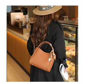 Bolso de Hombro Bellmont para Mujer, Elegante, Marca 5A, con Logotipo Metálico en Colores Populares, Diseño de Lujo, Estilo Personalizado, Venta al Por Mayor - Product Image 3