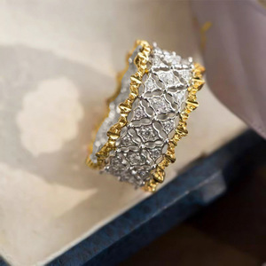 Anello Traforato Bicolore Elegante per Donne - Product Image 2