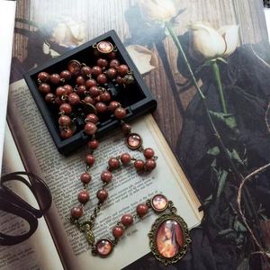 Rosario Católico de Perlas de Vidrio Rojo con Colgante Ovalado para Fotos - Product Image 5
