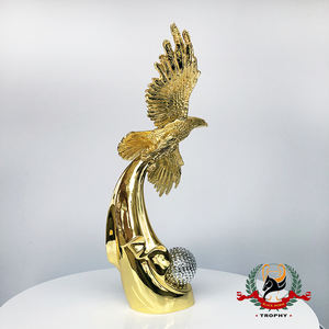 Высококачественная металлическая скульптура орла с покрытием: летящий орел с мячом для гольфа для декора офиса - Product Image 3
