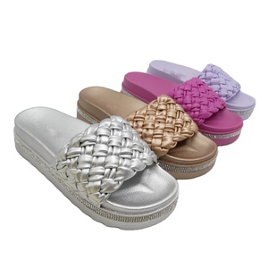 Zapatillas de plataforma gruesa para mujer, sandalias deslizantes de suela suave de PVC, con diamantes brillantes, para la parte superior de la playa, para verano - Product Image 1