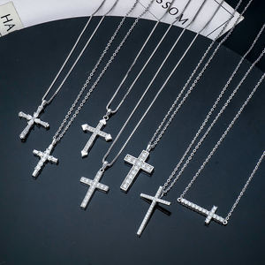 Suministro Directo Popular Colgante de Cruz de Plata de Ley S925 con Moissanita VVS1 Engastada en Garra, Collar Católico Chapado en Oro Blanco - Product Image 1