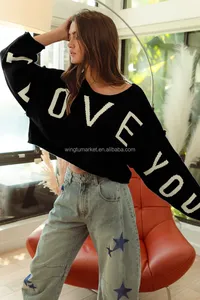 Maglione Corto da Donna con Lettere Jacquard, Spalle Scoperte, Maniche a Pipistrello Oversize, Pullover Casual - Product Image 4