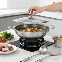 Wok en acier inoxydable 304 OEM à double face gravée en nid d'abeille, antiadhésif, avec double poignée