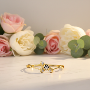 Elegante brazalete dorado con motivo floral para mujer, con detalles de filigrana, joyería ligera y elegante, ideal para ocasiones festivas. - Product Image 2