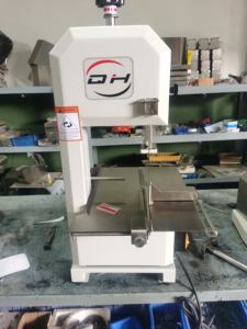 เครื่องเลื่อยเนื้อและกระดูกแช่แข็งแบบใหม่เครื่องเลื่อยเหล็กกล้าคาร์บอนกึ่งอัตโนมัติปรับความหนาได้สำหรับการตัดเนื้อและกระดูก - Product Image 3