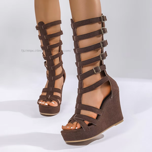 Sandalias de cuña grandes para mujer, estilo europeo y americano, novedad de verano, con plataforma hueca, hebilla de cinturón y punta abierta, estilo romano. - Product Image 3