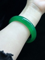 Bracelet en jadéite birmane naturelle de qualité A, vert vif, rond et délicat, translucide, élégant et polyvalent.