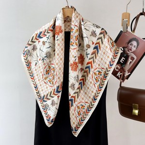 Foulard carré 100% Soie de Mûrier Automne 90x90cm en Crêpe de Soie Satinée à Motifs Floraux Délicats, Élégance Française, Design Imprimé Personnalisé, Fabrication Usine - Product Image 4