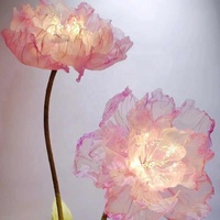 Support de lumière LED personnalisé avec des fleurs géantes en organza, disposition de scène décorative de fête pour Noël et les mariages d'école