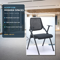 Chaise de formation moderne empilable et pivotante à hauteur réglable avec accoudoirs, dossier en maille, siège rembourré en mousse haute densité et structure en acier