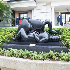 Sculpture en bronze Botero célèbre, représentant une femme corpulente et un cygne, pour l'extérieur, à vendre - Product Image 1