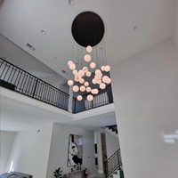Lustre personnalisé multi-balles en albâtre naturel avec structure tout en laiton, luminaire suspendu moderne de luxe pour villa et escalier