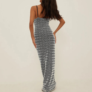 Robe longue licou noire et blanche à blocs de couleur ondulés, dos nu, cintrée à la taille, coupe ajustée, pour l'été - Product Image 4
