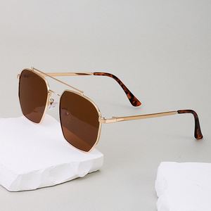 Lunettes de soleil carrées vintage 2025 avec logo personnalisé, monture métallique, verres marron UV400, double pont, style pilote, pour hommes et femmes - Product Image 4