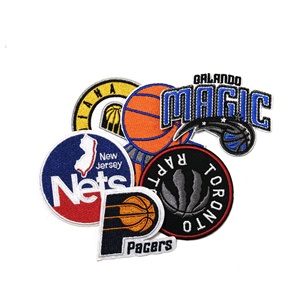 Parches y Emblemas Bordados con Logotipo de Equipo de Baloncesto para <span class=keywords><strong>Ropa</strong></span>, Zapatos y Gorras - Modelo E1 Sin Material - Product Image 3