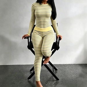 Completo Sportivo Due Pezzi da Donna con Stampa a Righe, Outfit Colorato per Fitness, Collo a O, Abbigliamento Casual 2027 Nuova Collezione, Tuta da Yoga e Allenamento - Product Image 1